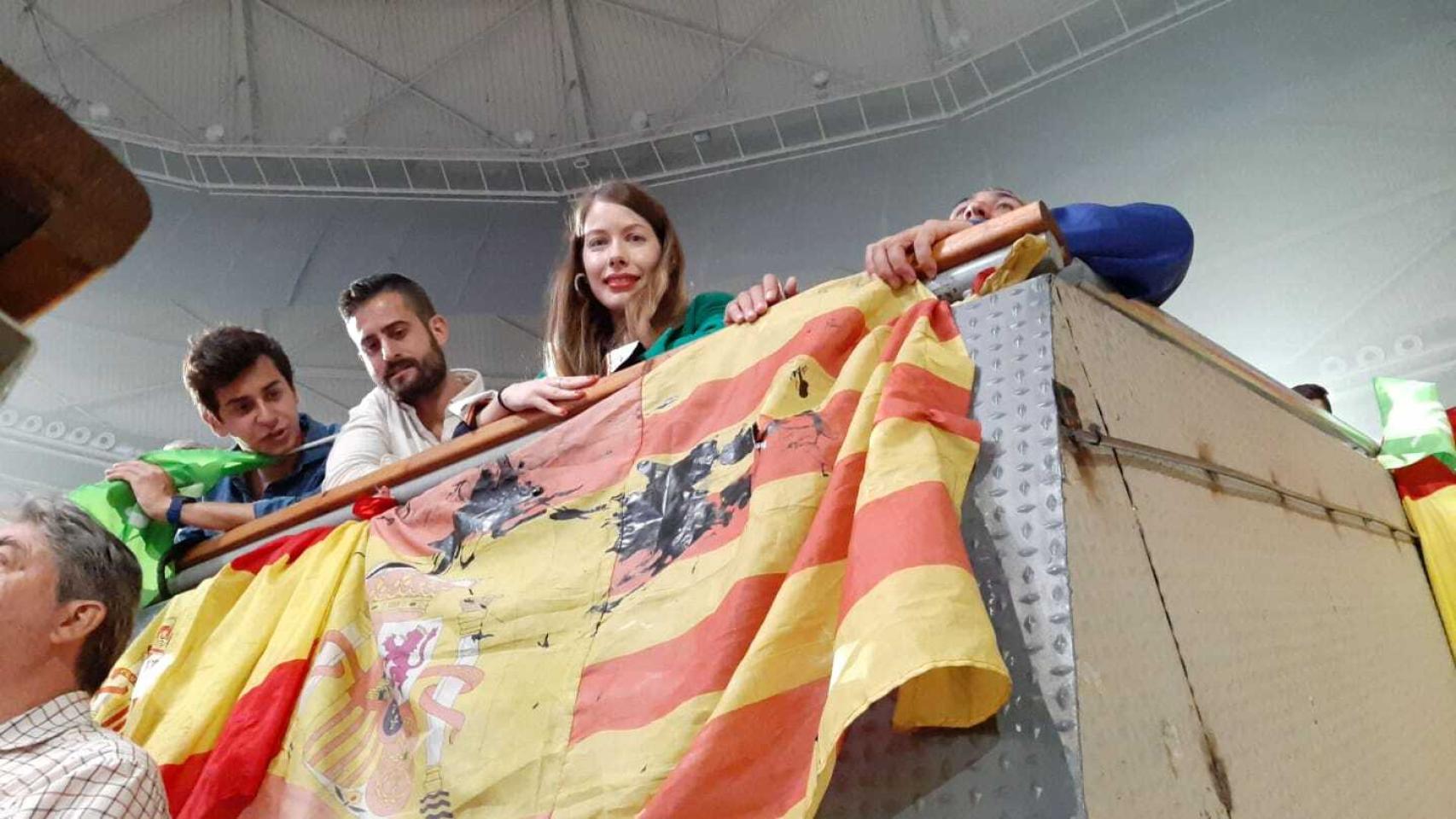 Patricia Muñoz muestra su bandera de España recosida con una señeya catalana, que fue atacada por los CDR.