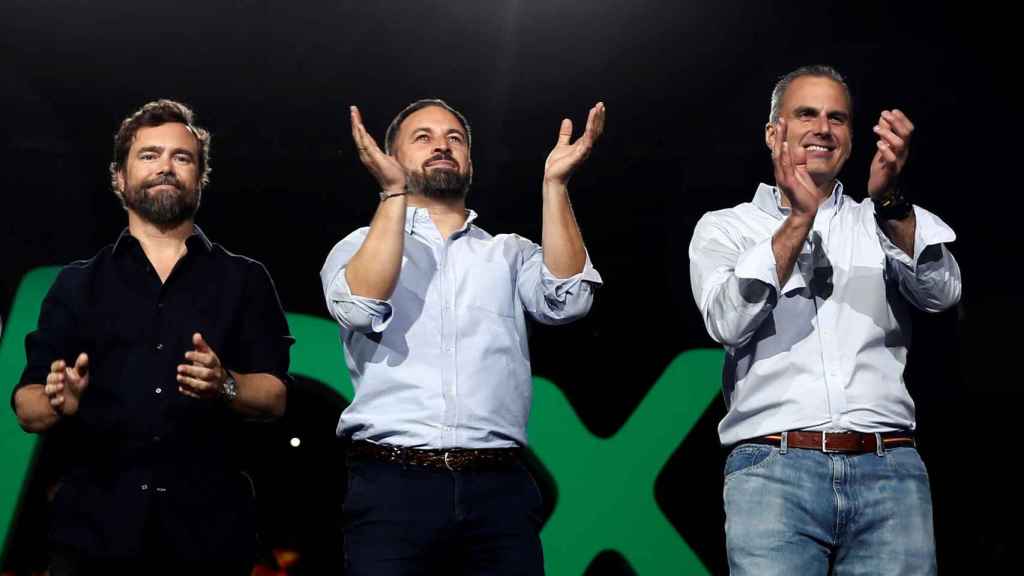 El líder de Vox, Santiago Abascal, entre el secretario general del partido, Javier Ortega Smith (d), y el portavoz en el Congreso, Iván Espinosa de los Monteros.