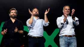 El líder de Vox, Santiago Abascal, entre el secretario general del partido, Javier Ortega Smith (d), y el portavoz en el Congreso, Iván Espinosa de los Monteros.