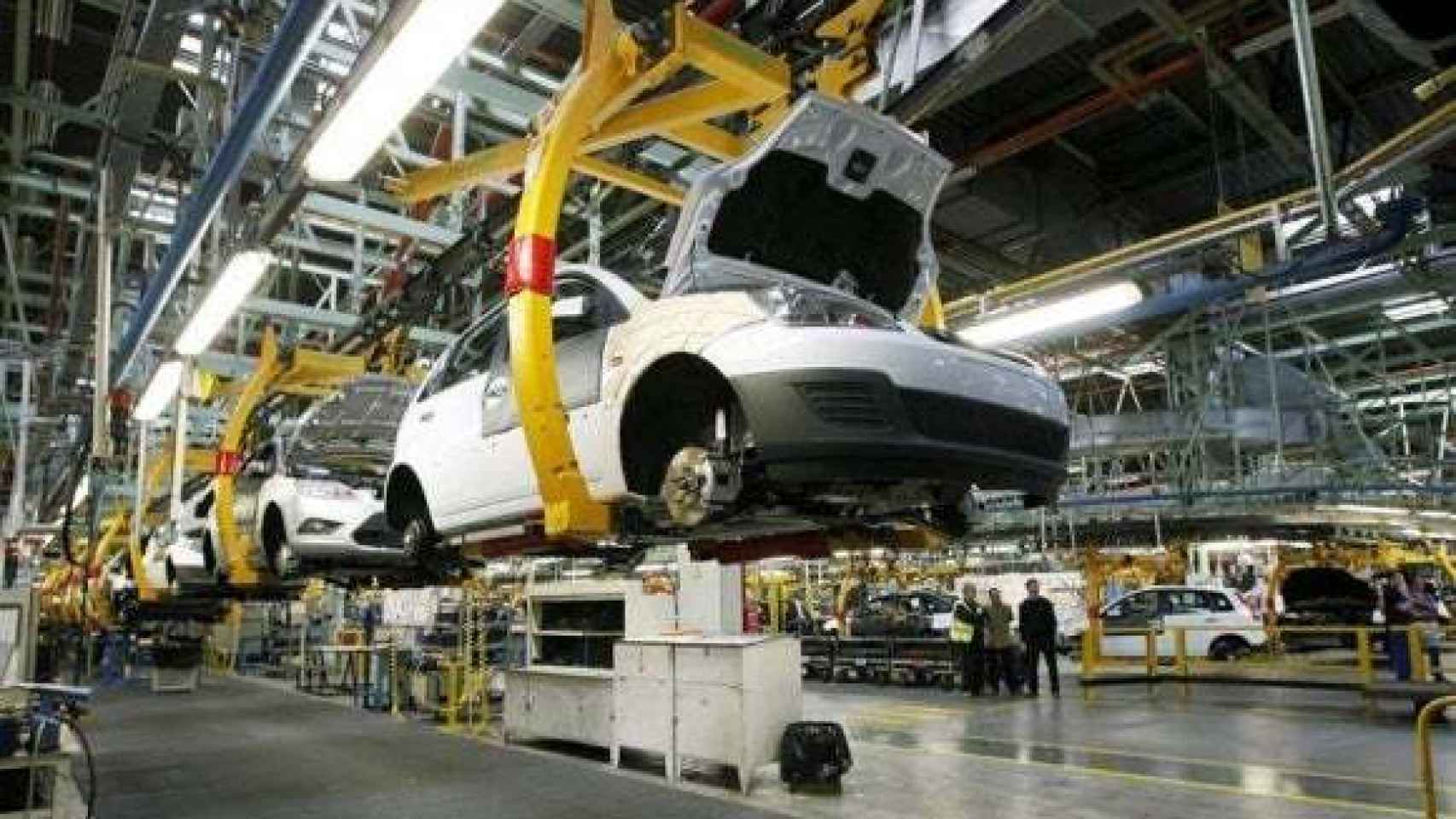 La industria del automóvil es una de las más afectadas por el ERE de Ford. Imagen de una fábria de la automovilística.