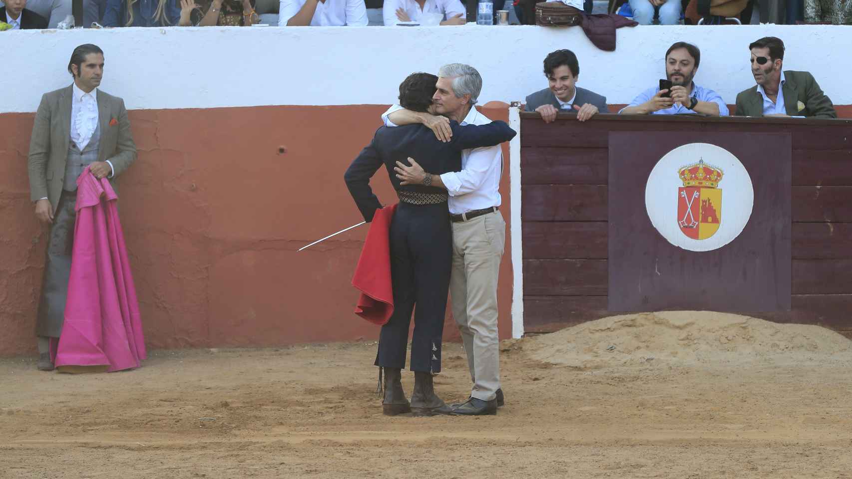 Adolfo Suárez Illana, visiblemente emocionado, abraza a su hijo antes de la faena.