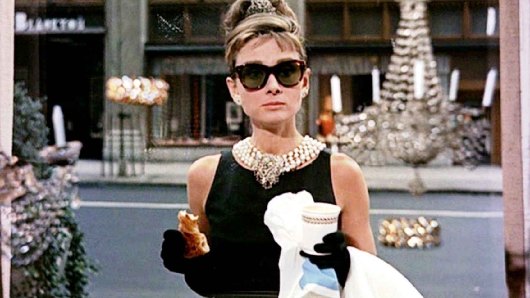 Audrey Hepburn en un fotograma de Desayunos con diamantes, inspirada en Tiffany
