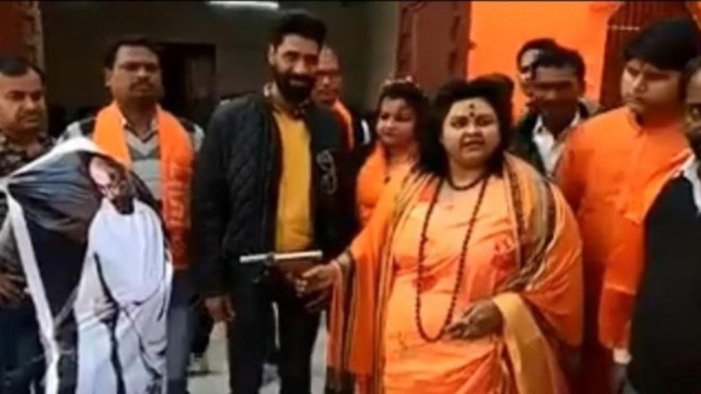 Fotograma del vídeo en el que se reconstruye el asesinato de Gandhi.
