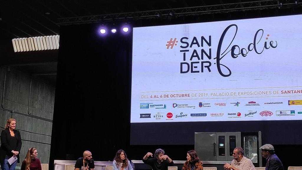 Carlota, a la izquierda, moderando la charla en el Foodie Revolution.