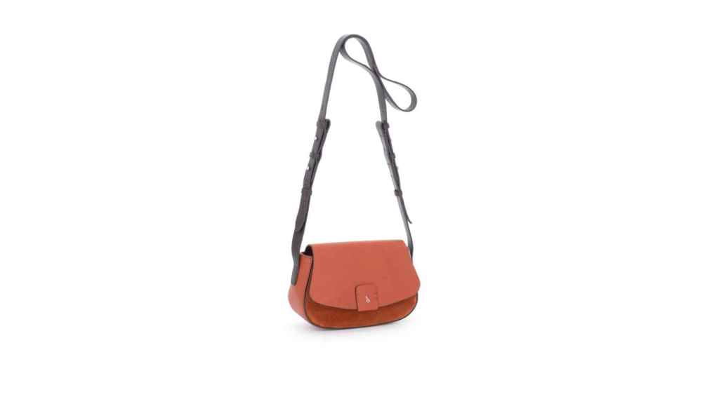 La firma Abbacino también ha creado piezas básicas, como un bolso bandolera en color marrón.