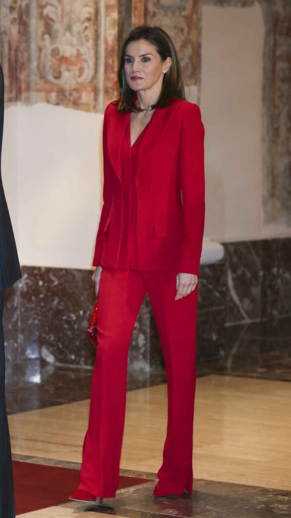 La reina Letizia con traje de chaqueta de Roberto Torretta.