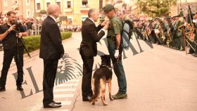 Marlaska condecora al cabo primero Orna, en presencia del director de la Guardia Civil, Félix Azón.