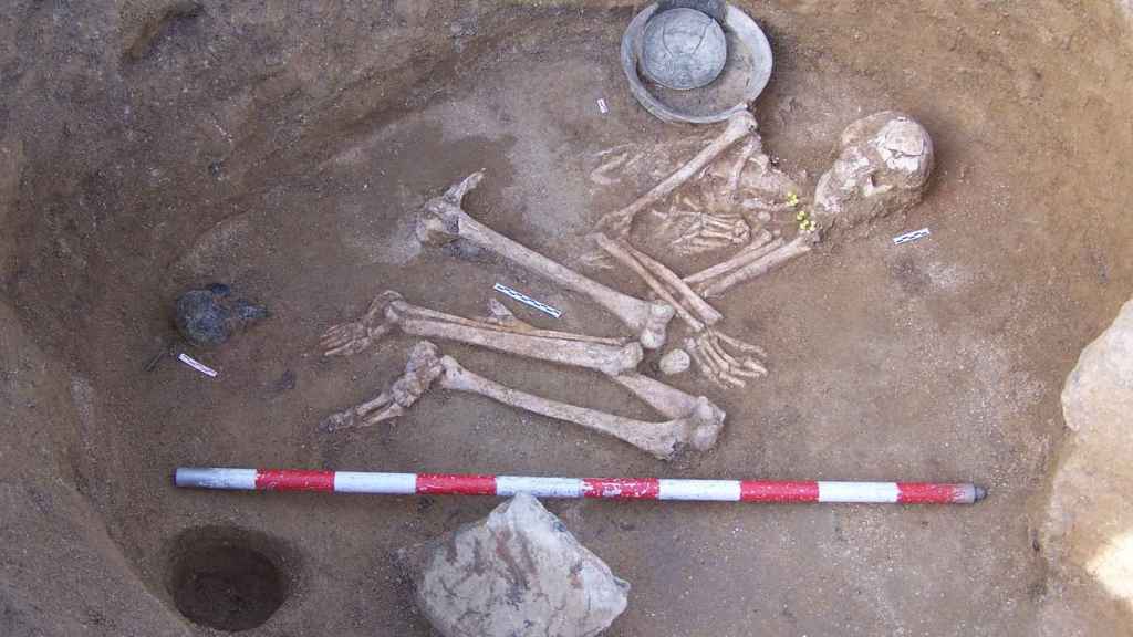 Una de las tumbas excavadas en el yacimiento de Humanejos.
