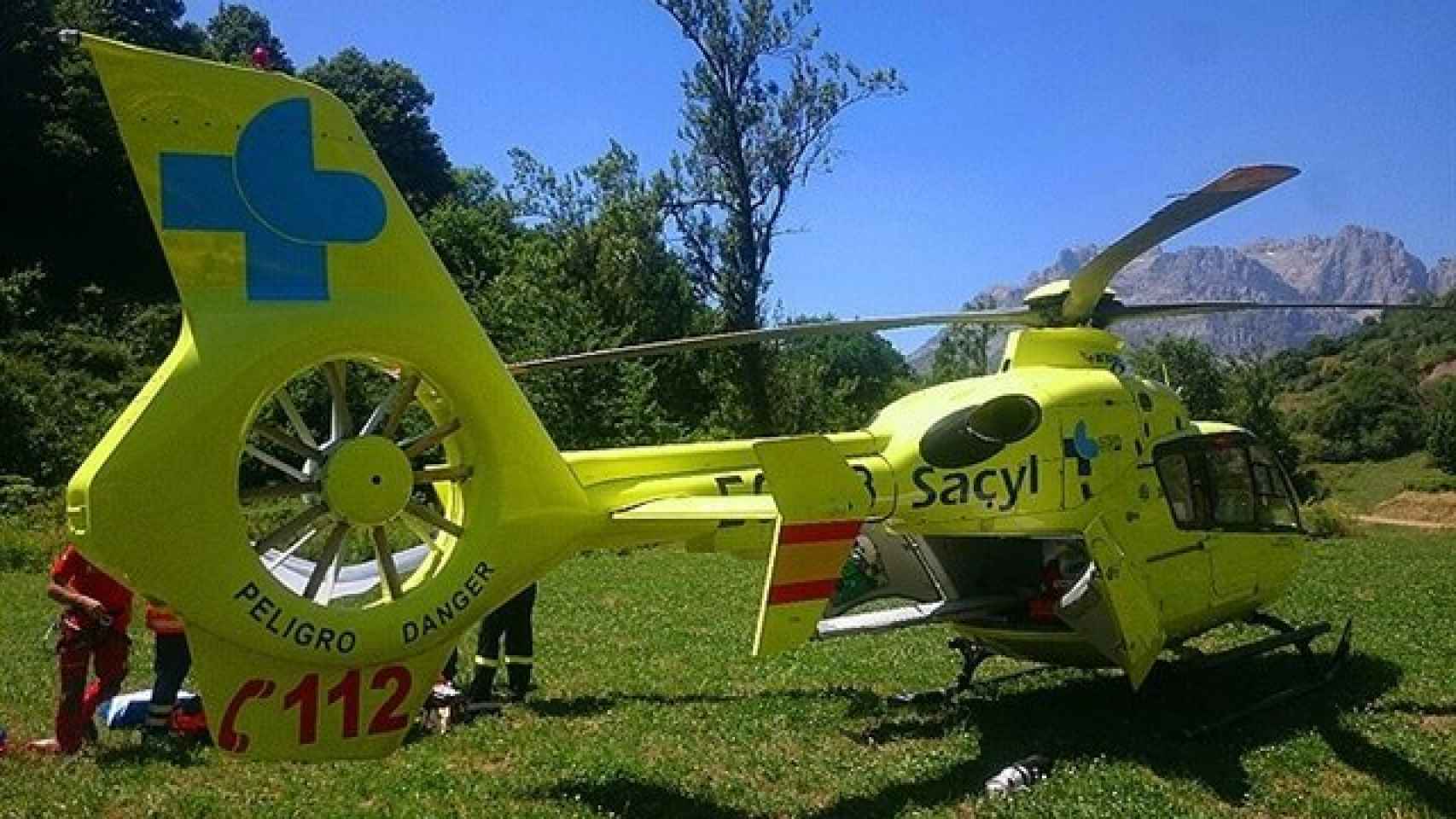 Uno de los helicópteros sanitarios del Sacyl que trasladaron a la mujer al hospital