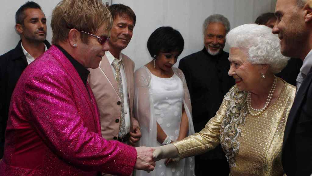 Elton John conoce desde la década de 1970 a la reina Isabel II.