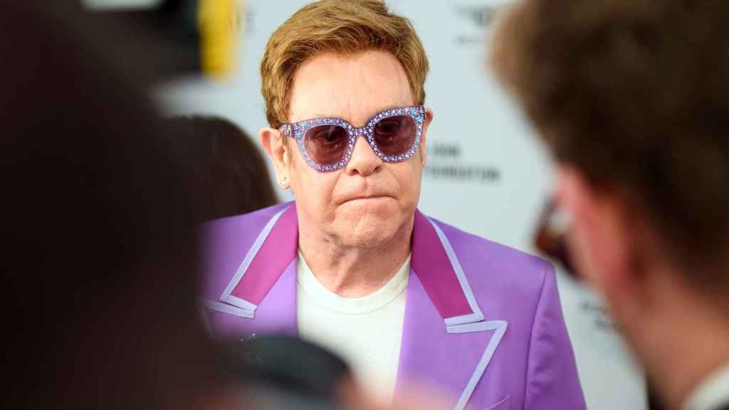 En 2017 Elton John asegura que estuvo a punto de morir por una infección tras una operación.