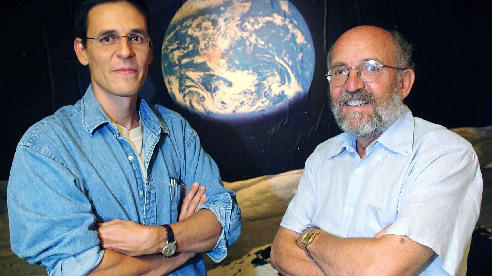 Los astrónomos suizos  Didier Queloz (izqda) y Michel Mayor (drcha).
