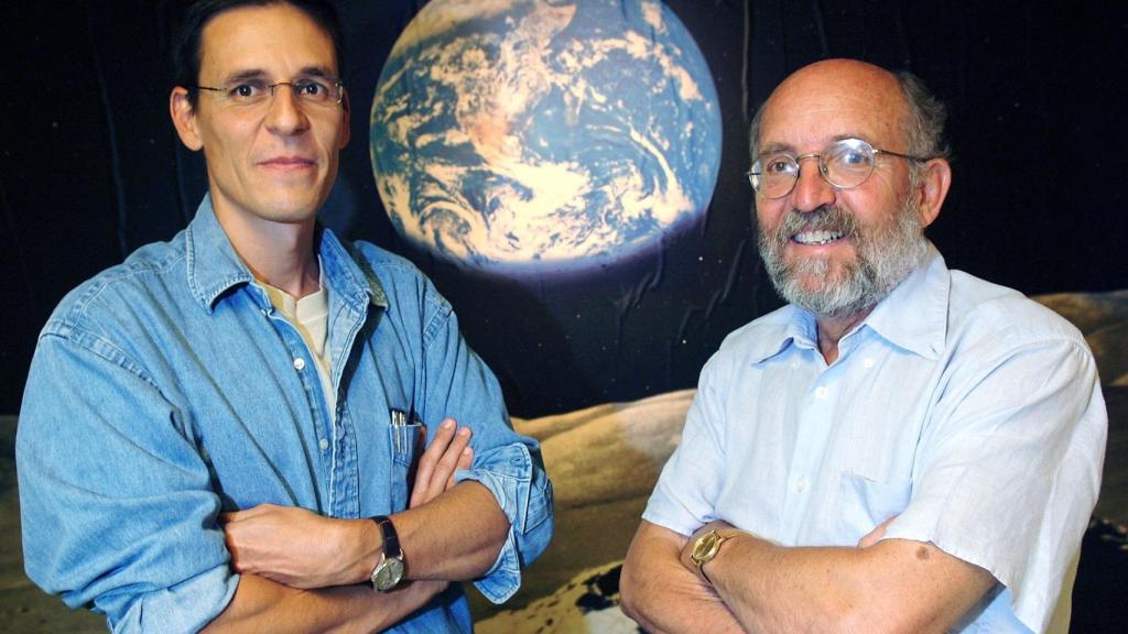 Los astrónomos suizos Didier Queloz (izqda) y Michel Mayor (drcha).