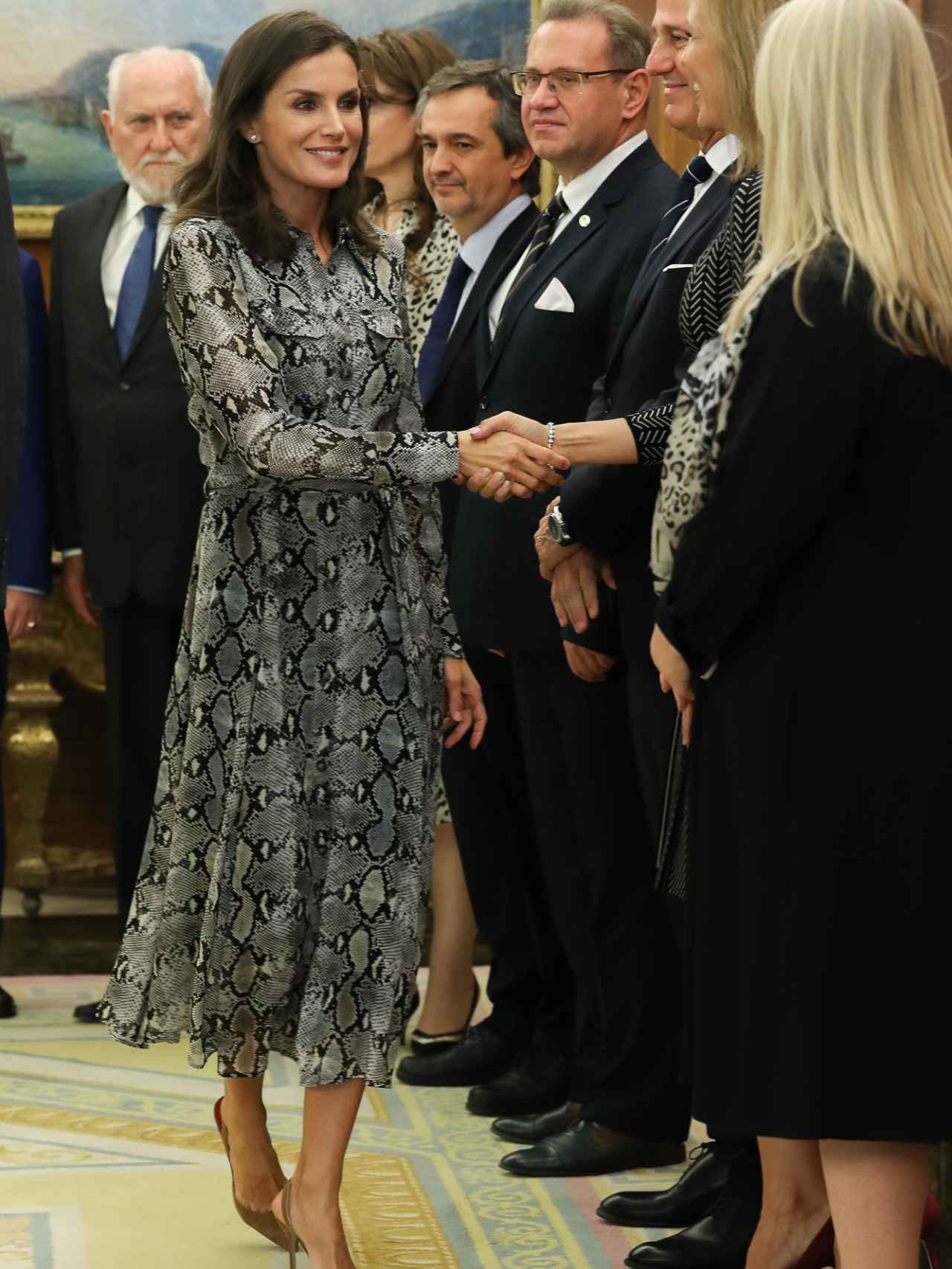 La reina Letizia con vestido estampado de 'animal print'.