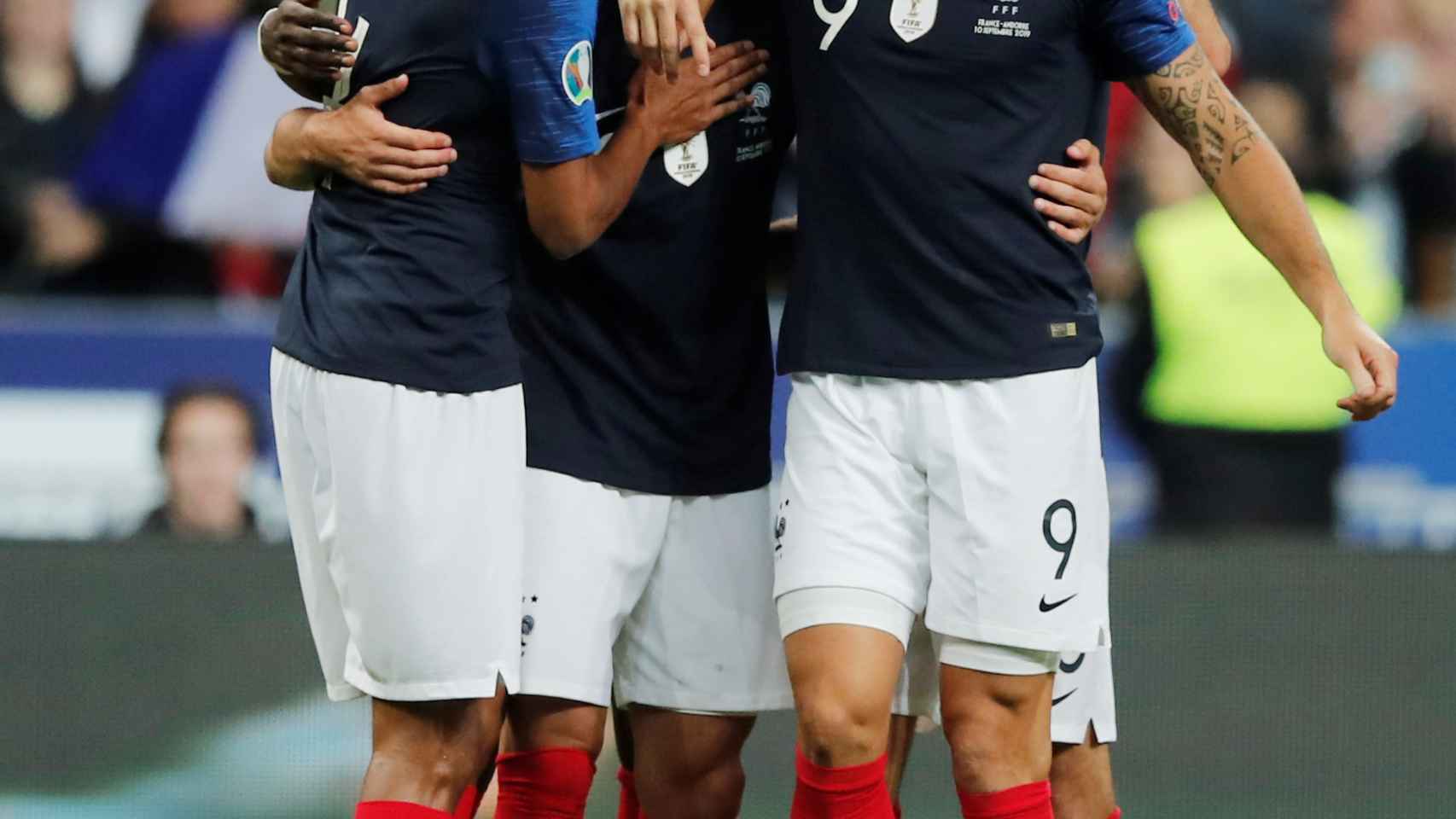 Raphaël Varane junto a Clément Lenglet durante un partido con Francia