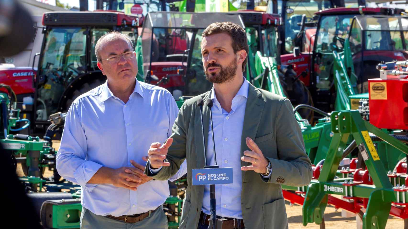 El líder del PP, Pablo Casado, interviene en presencia del líder del PP de Extremadura, José Antonio Monago, durante su visita a la Feria Internacional Ganadera de Zafra (Badajoz).
