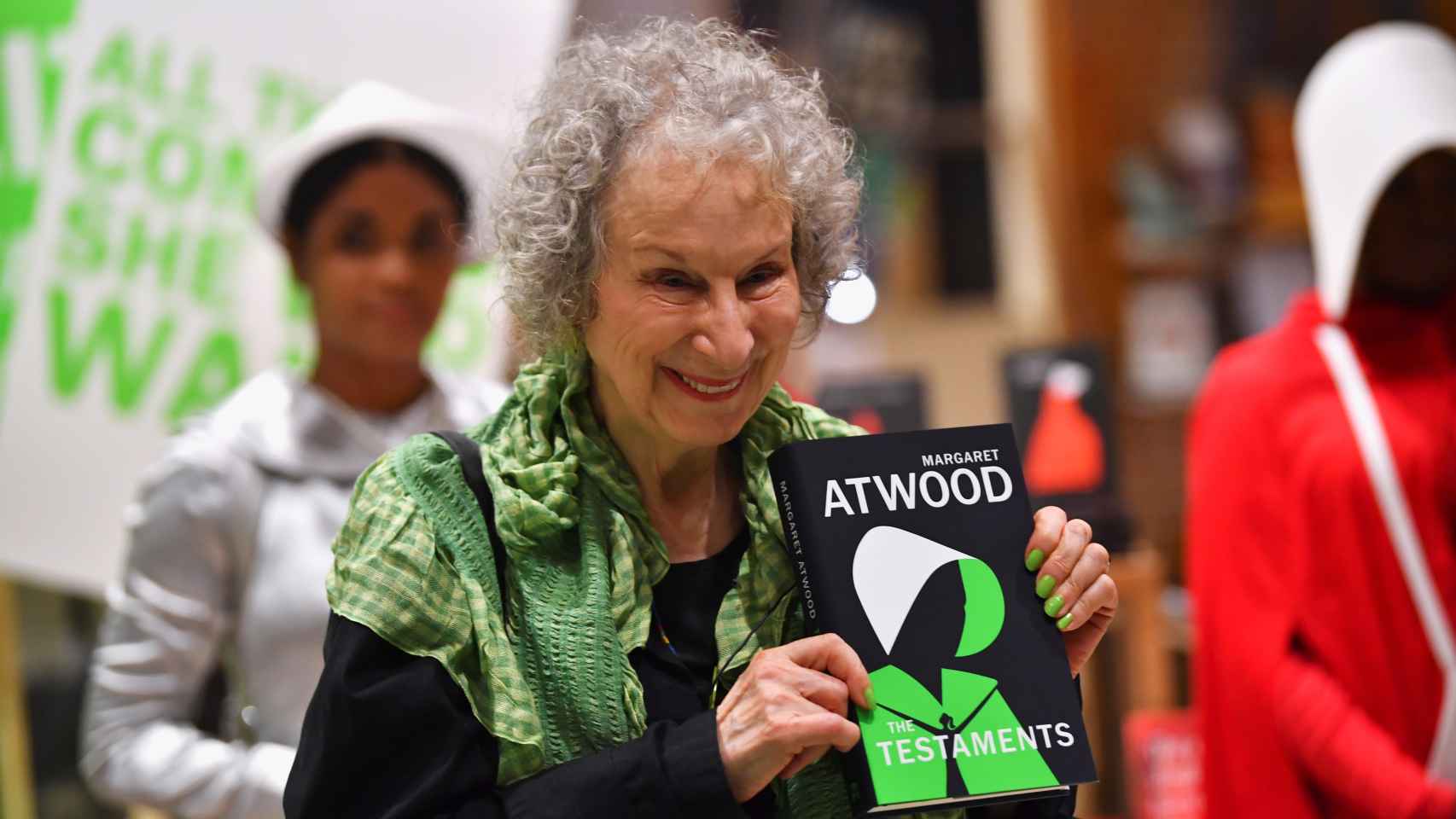 Margaret Atwood con un ejemplar de 'Los testamentos'.