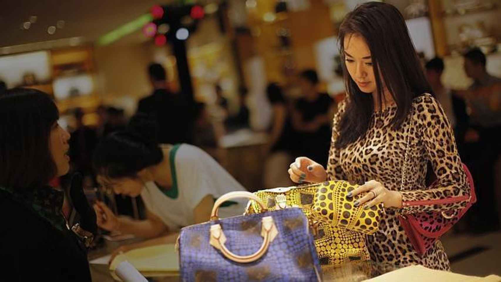 Una turista asiática de compras.