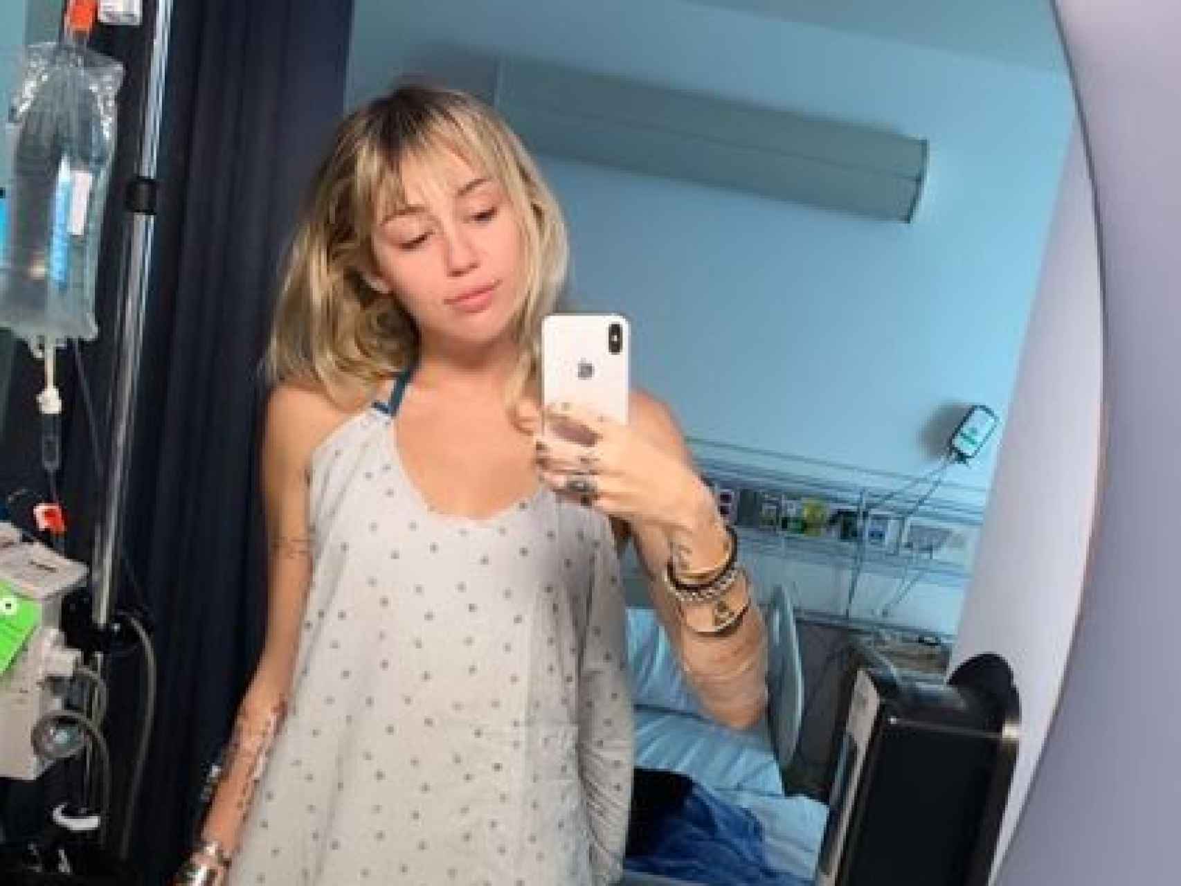 Miley Cyrus ha querido retocar su camisón para lucir más coqueta en el hospital.