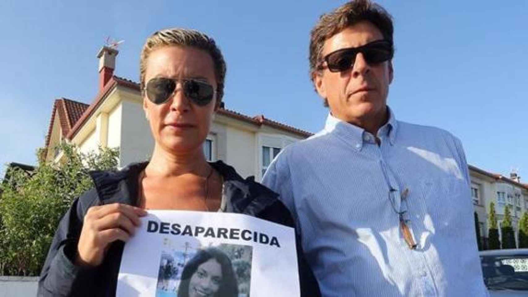 Los padres de Diana, posando con un cartel de su desaparición.