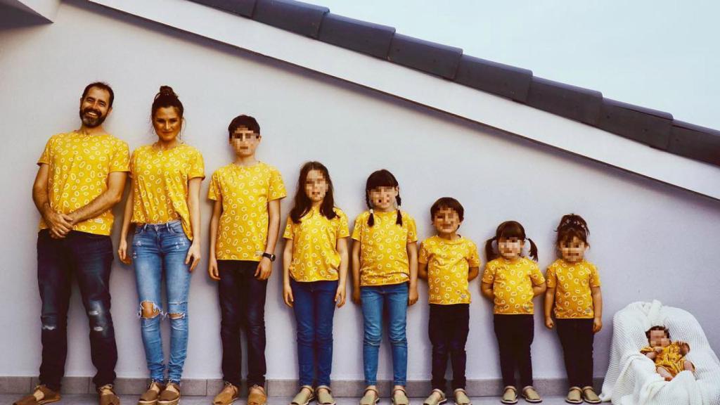La familia al completo en una de sus visitas a la casa durante las obras.
