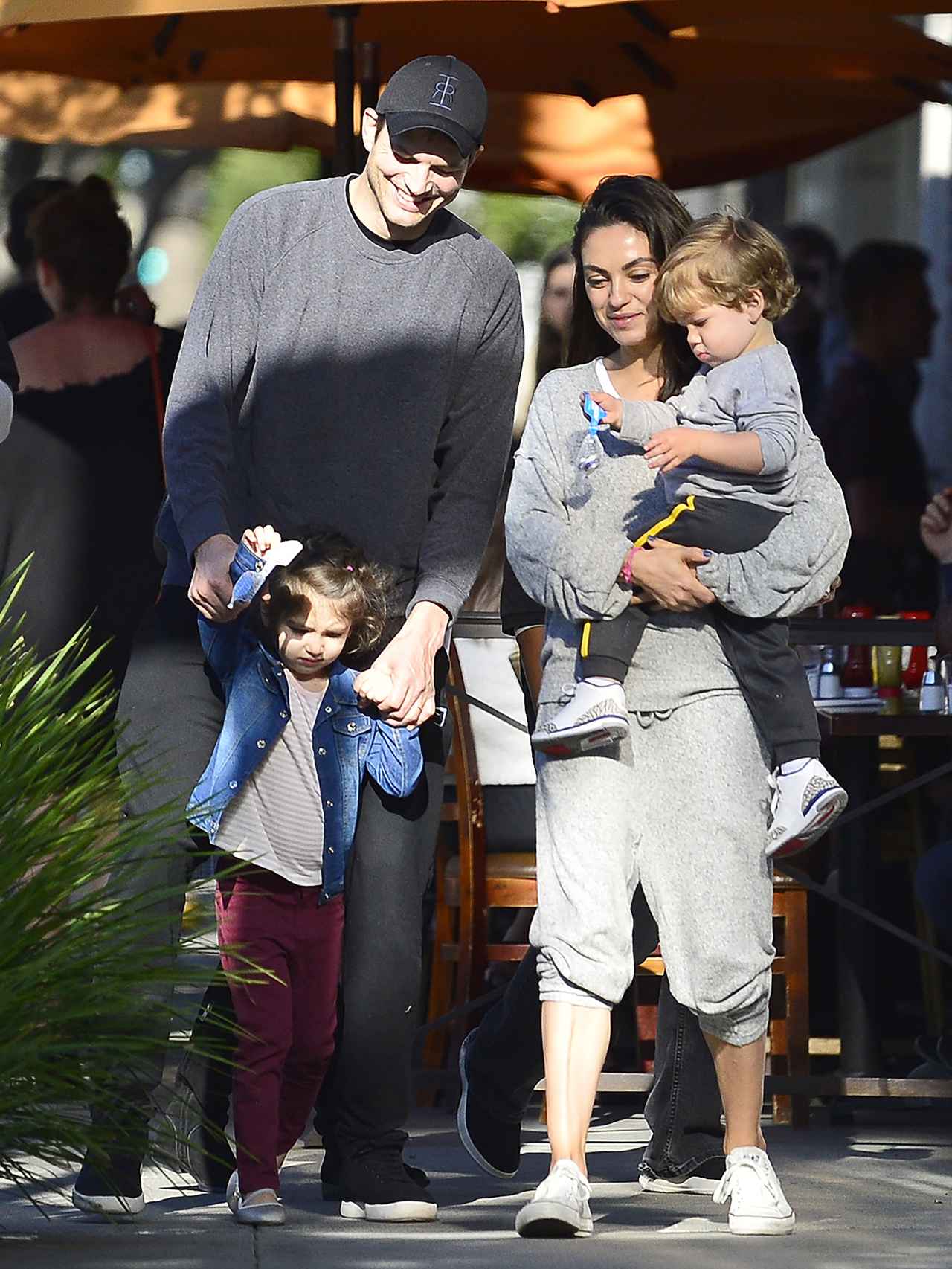 Ashton Kutcher, Mila Kunis y sus dos hijos, Wyatt y Dimitri.