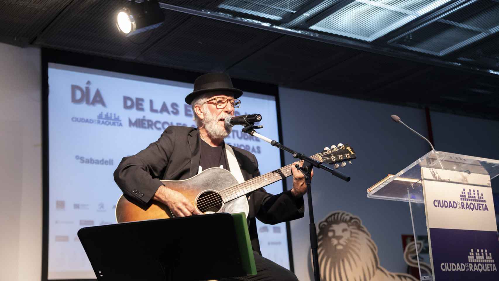 Pancho Varona, durante un momento de su concierto en Ciudad de la Raqueta.