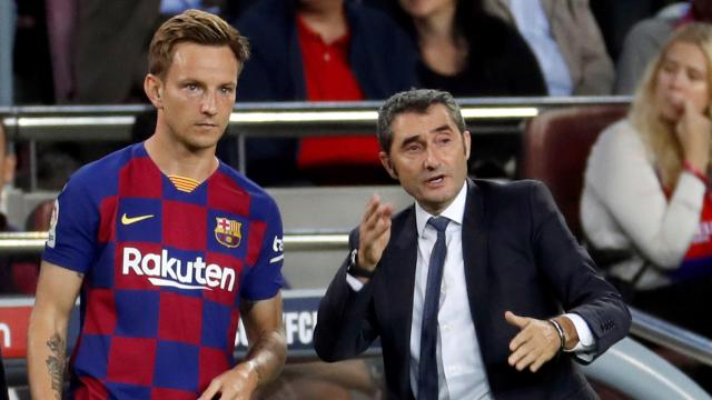 Rakitic junto a Ernesto Valverde durante un partido del Barcelona