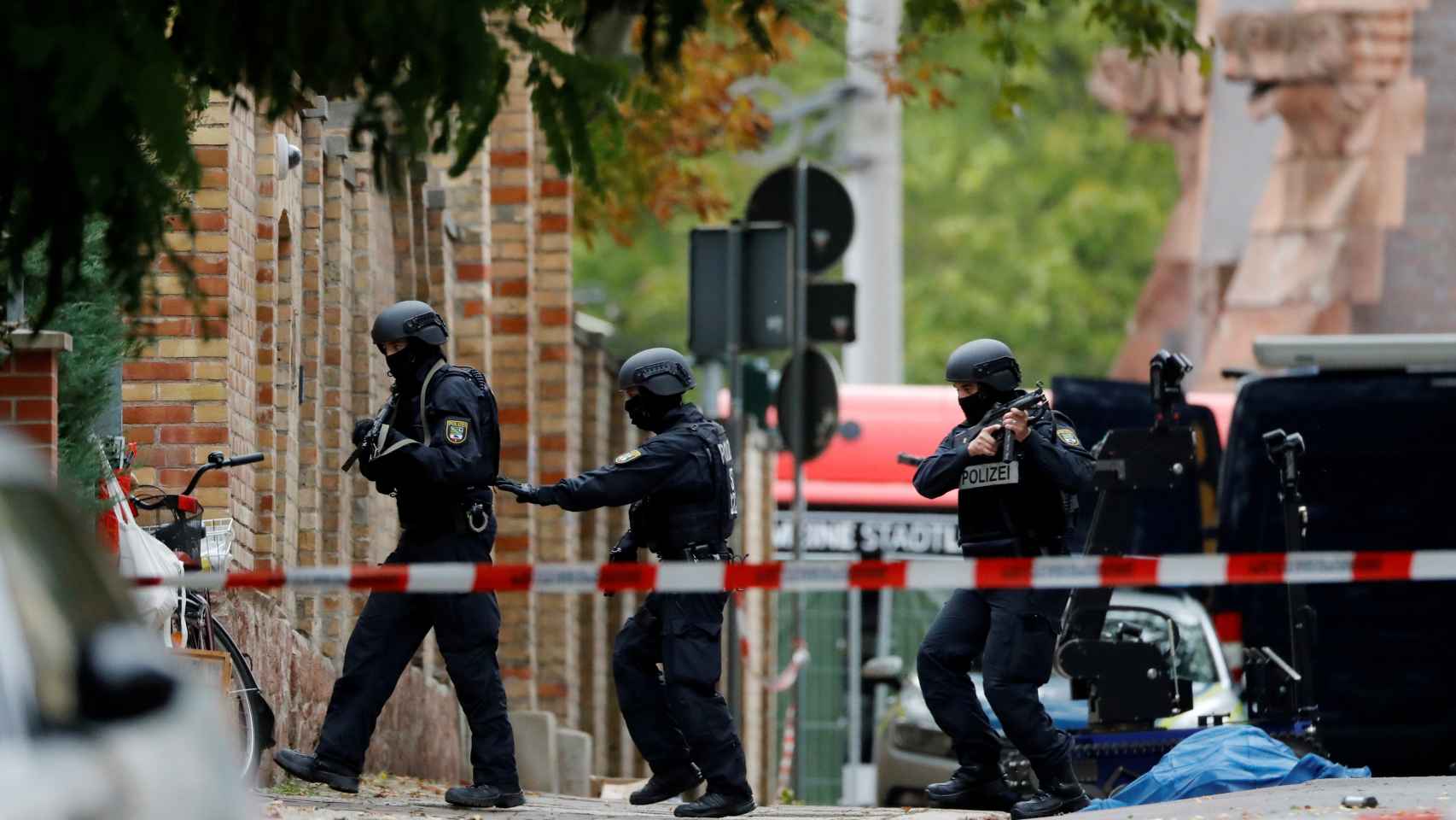 Policía en las inmediaciones de la sinagoga de Halle momentos después del atentado.