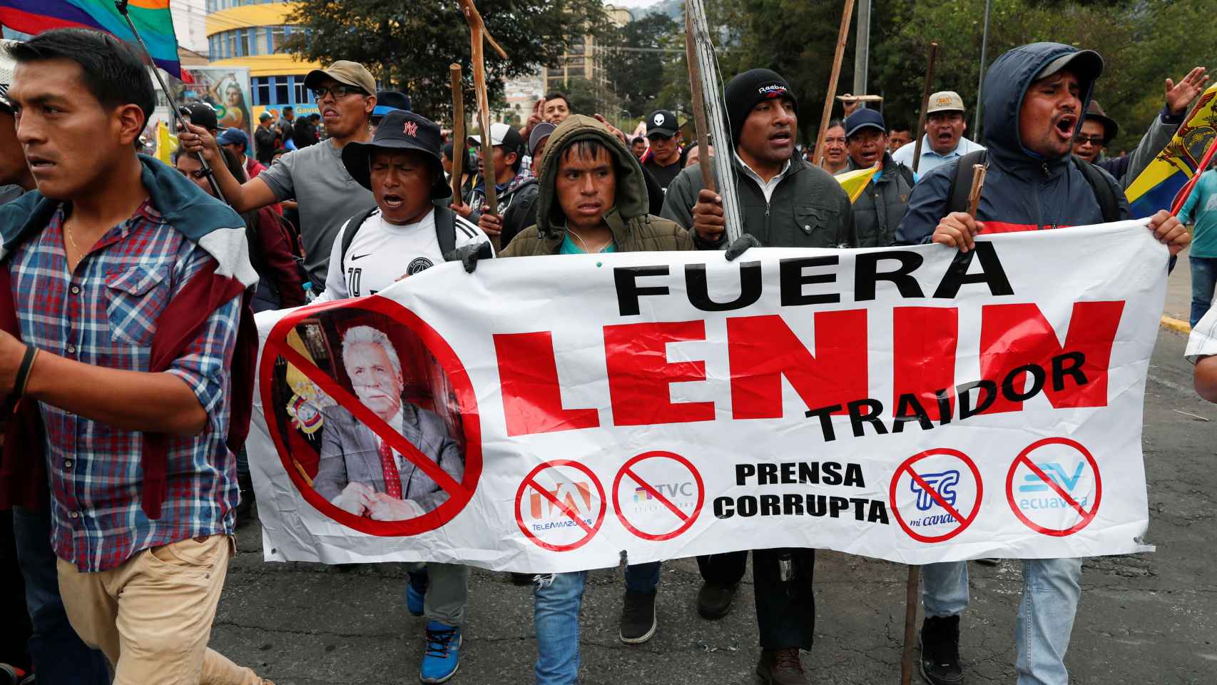 Los manifestantes con una pancarta en contra del presidente, Lenín Moreno.