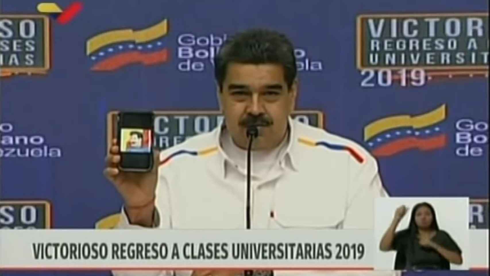 Nicolás Maduro muestra el dibujo de Superbigote.