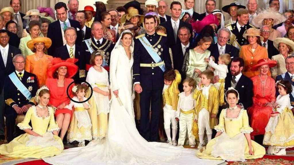 Carla Vigo en la boda de su tía Letizia con el entonces príncipe de Asturias.