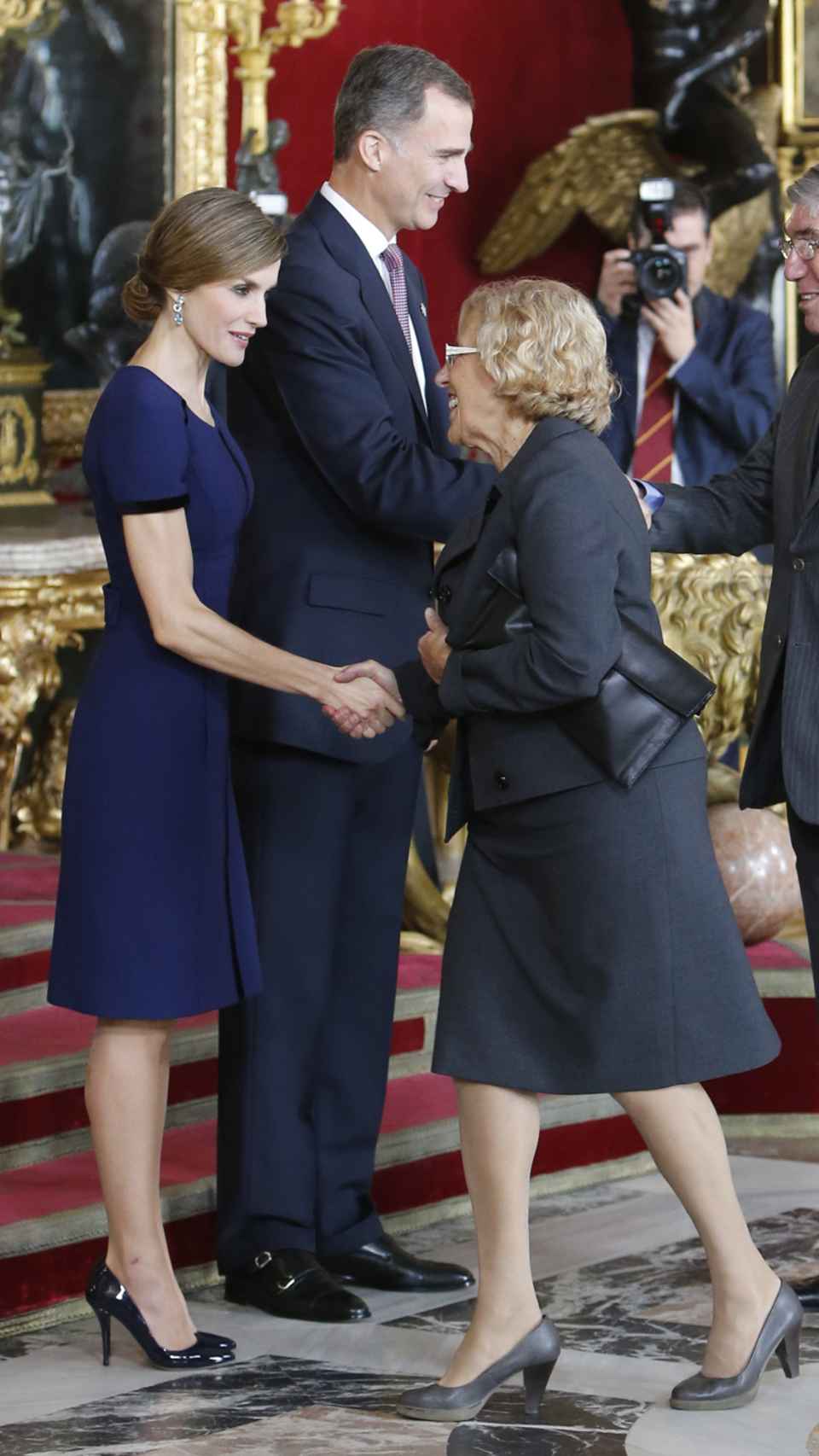 Manuela Carmena saludando a la Reina Letizia