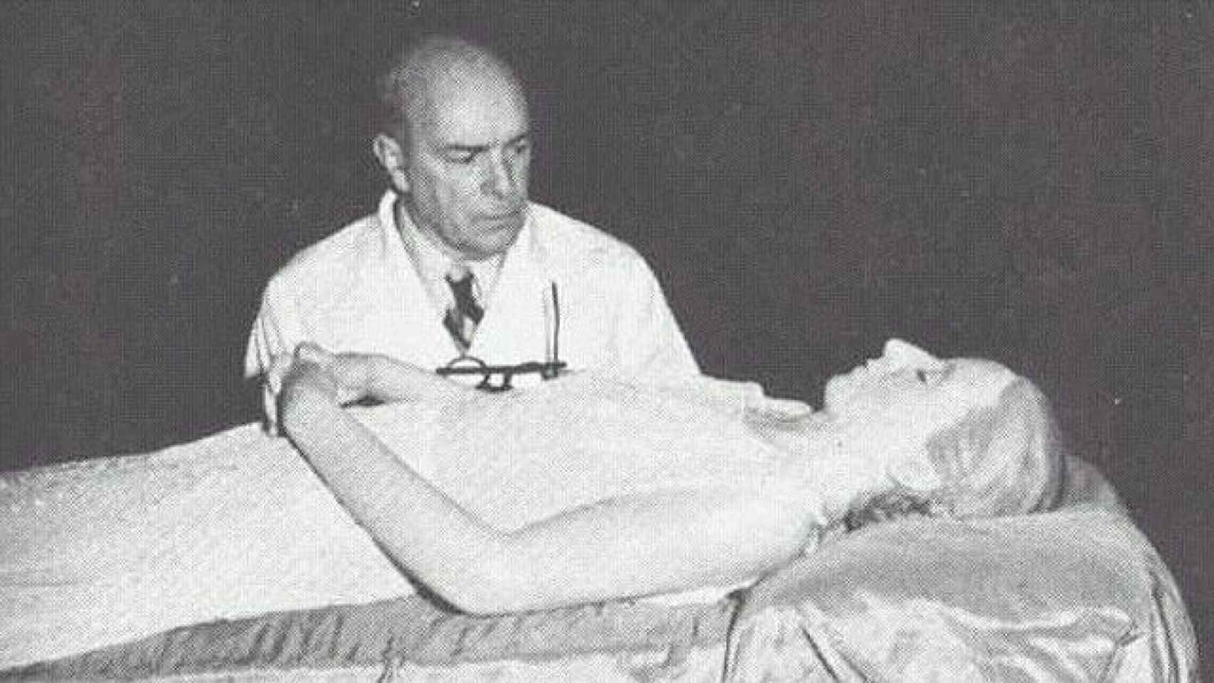 EL doctor Pedro Ara, junto al cadáver de Eva Perón
