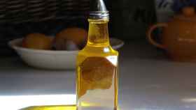 Una aceitera repleta de aceite de oliva virgen extra.
