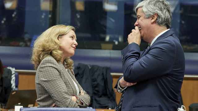 Nadia Calviño conversa con el presidente del Eurogrupo, Mário Centeno, durante un Eurogrupo