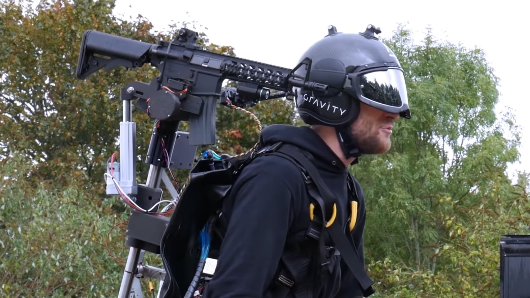 Han creado un traje volador con una ametralladora, qué puede salir mal