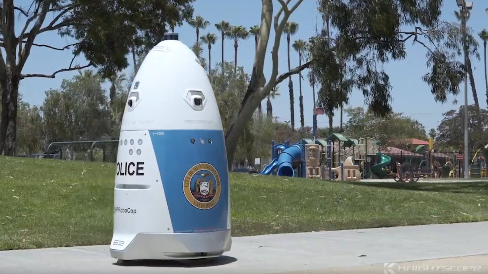 Un robot policía ignora las llamadas de socorro porque está ocupado patrullando