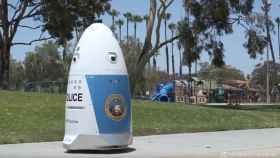 Un robot policía ignora las llamadas de socorro porque está ocupado patrullando