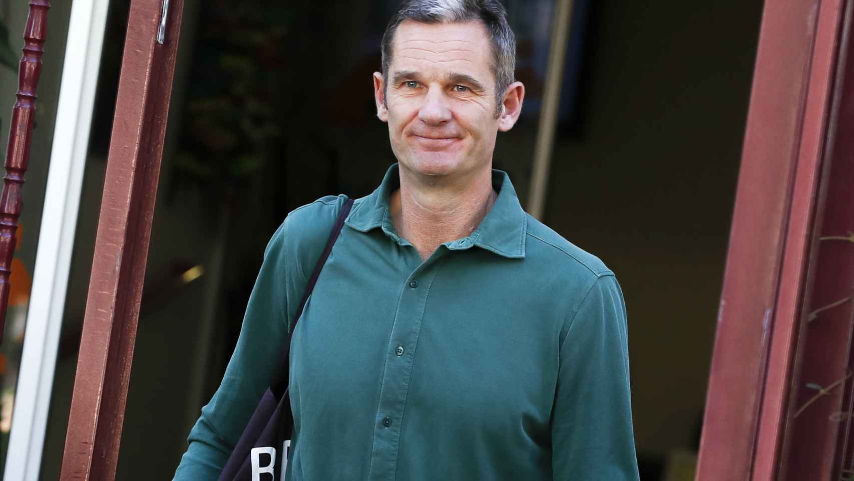 Iñaki Urdangarin ha hecho de la camisa verde su uniforme de trabajo fuera de la cárcel.