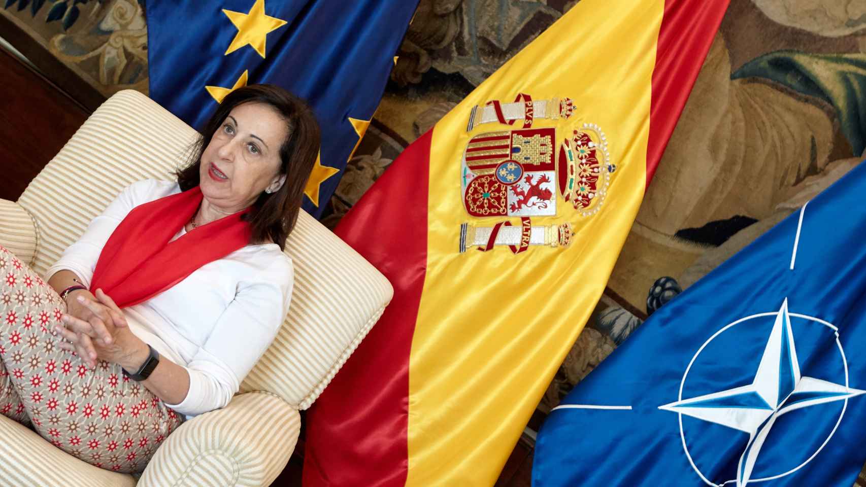 Unión Europea, España y OTAN, las tres banderas en el despacho de Margarita Robles.