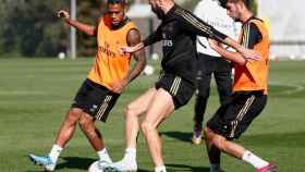 Theo, Mariano y Benzema en un entrenamiento del Real Madrid