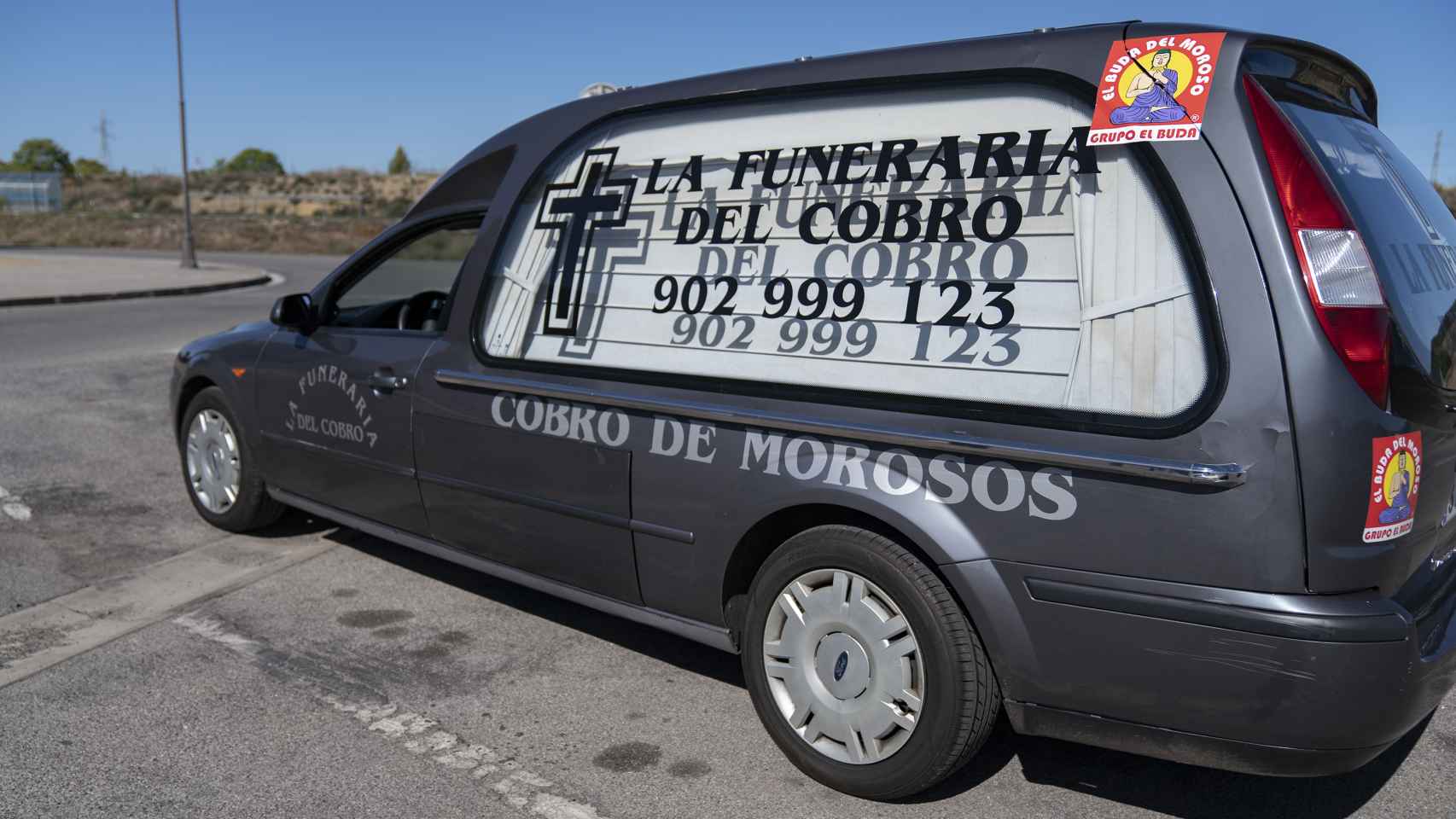 Uno de los coches fúnebres con los que trabaja La Funeraria del Cobro.