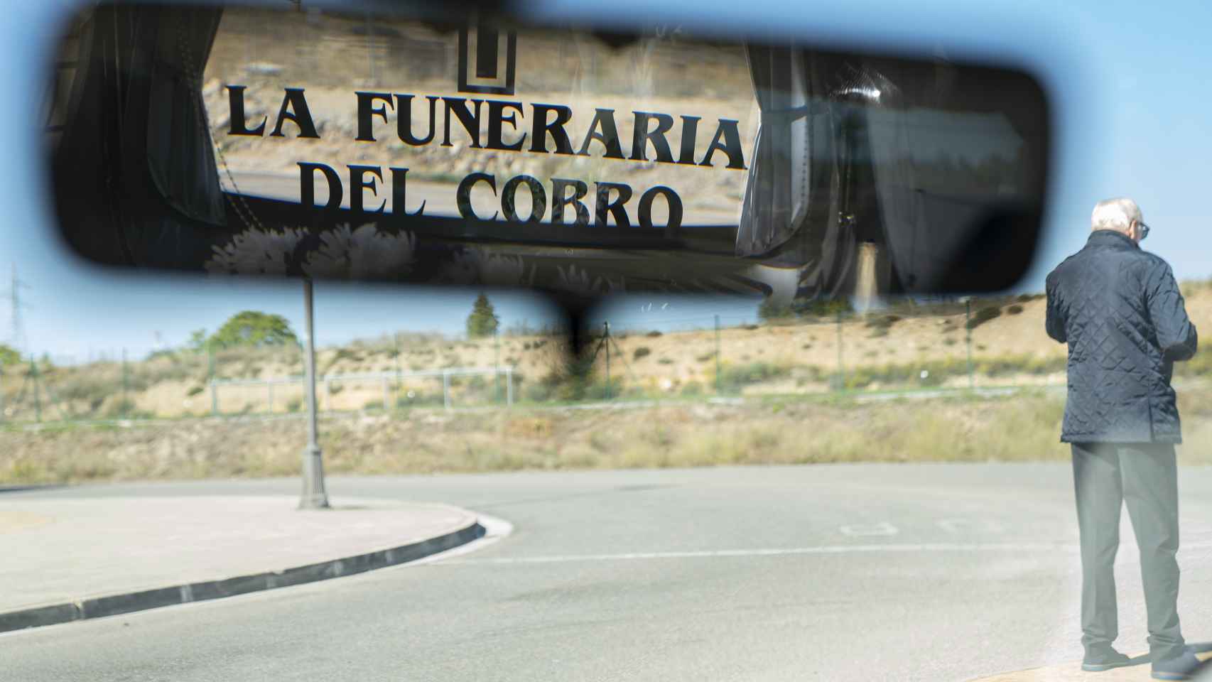 El coche fúnebre está rotulado con cruces y el nombre de la empresa por todas partes.