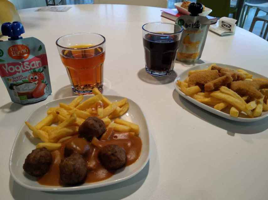 Dos menús infantiles, cada uno de tres euros (plato, bebida y postre). Uno de nuggets y otro de albóndigas. Ambos con patatas