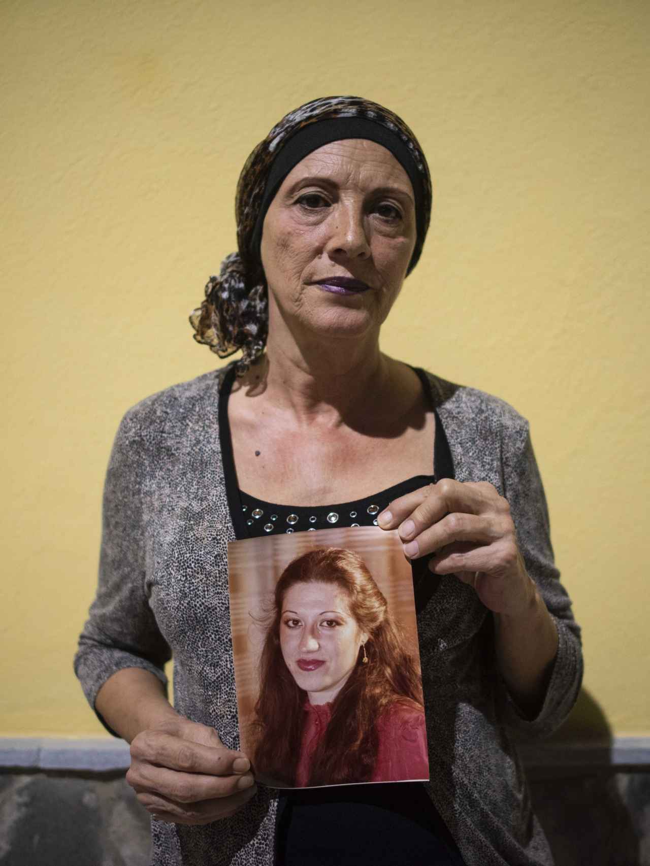 Rosa Garrido, hermana de Lucía, sostiene una foto de la fallecida el 30 de abril de 2008.