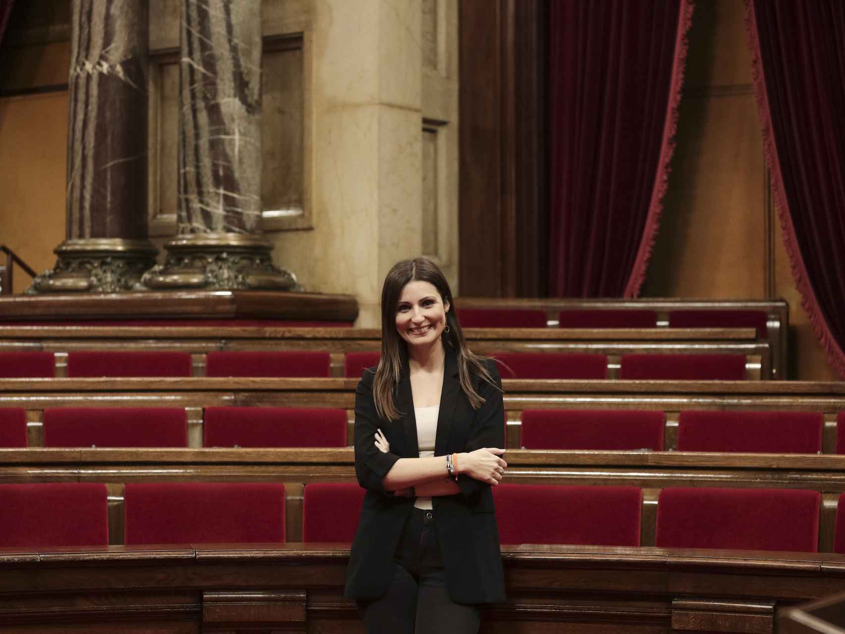 Lorena Roldán, en el Parlament, se sienta a apenas dos metros de Quim Torra.