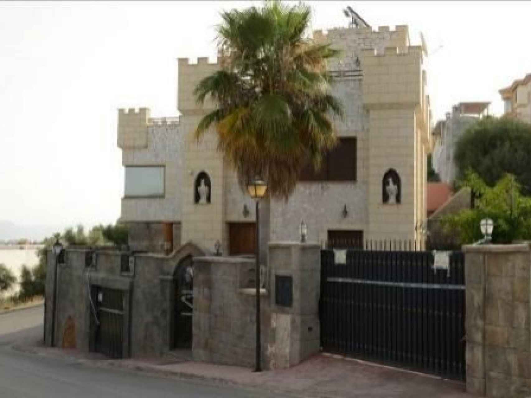Vivienda en forma de castillo en la que reside Amador Pérez Luque.