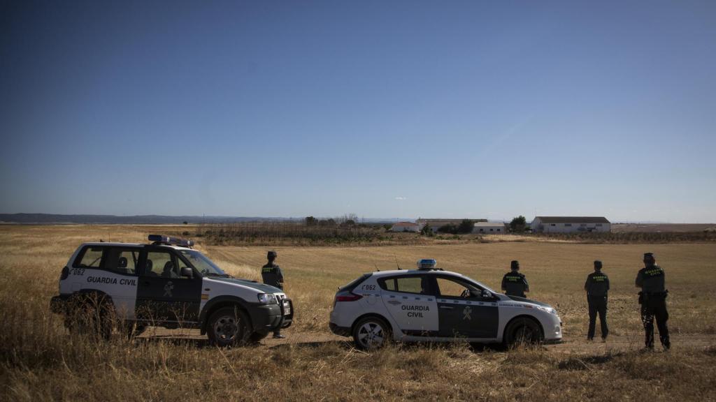 La Guardia Civil aguarda para llevar a cabo uno de los desalojos de la finca Somonte (Córdoba).