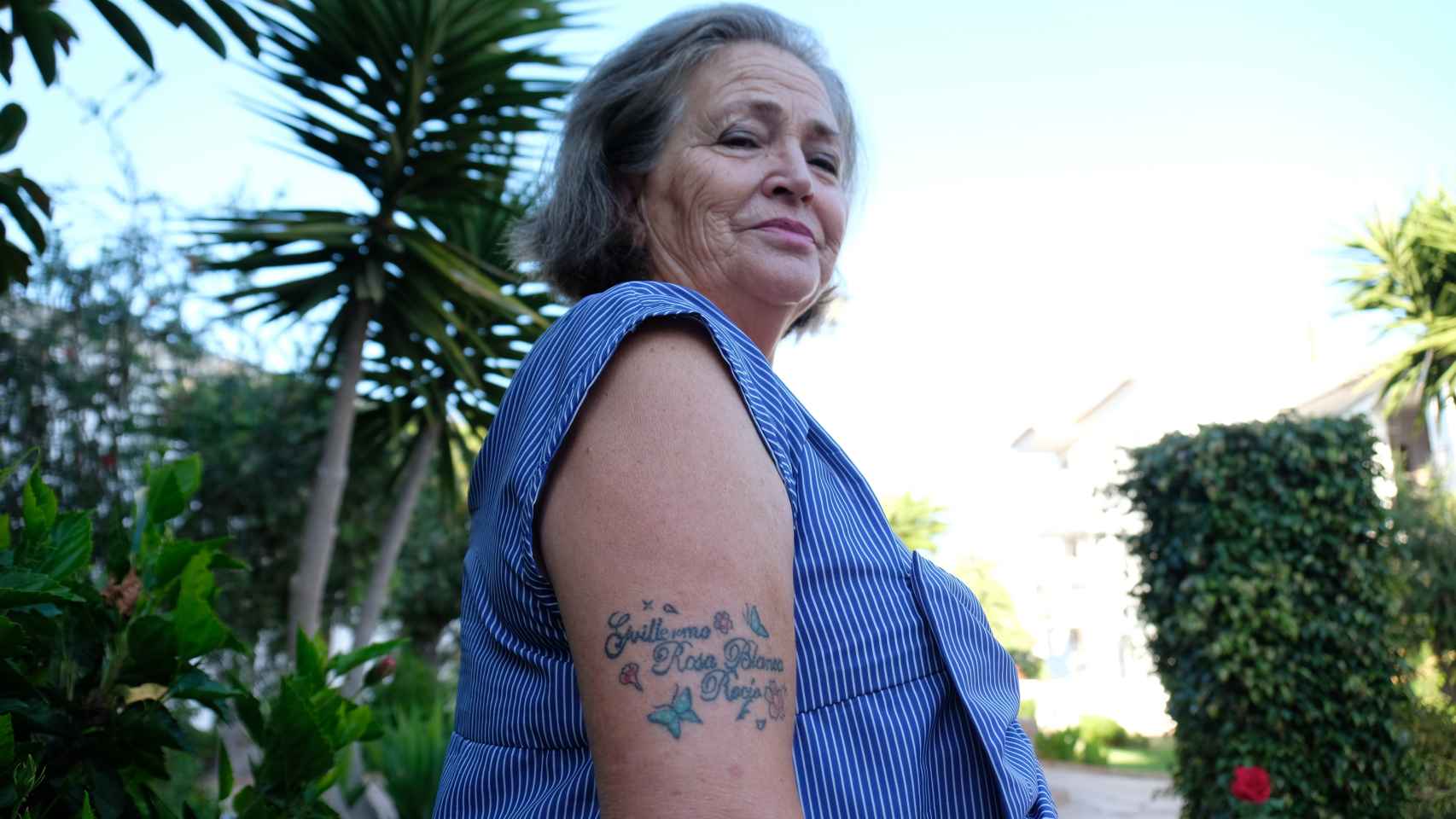 Alicia Hornos atiende a EL ESPAÑOL en su casa de Mijas (Málaga). En el brazo lleva tatuados los nombres de sus hijos.